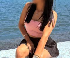 VIOLETTA JOVEN DELGADA BELLEZA DE MENTE ABIERTA