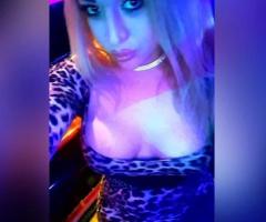 Hermosa rubia con hermosos senos👑🥰