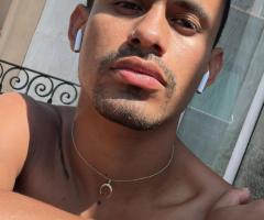 Chico joven gay en Barcelona