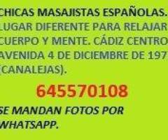 TRES CHICAS MASAJISTAS